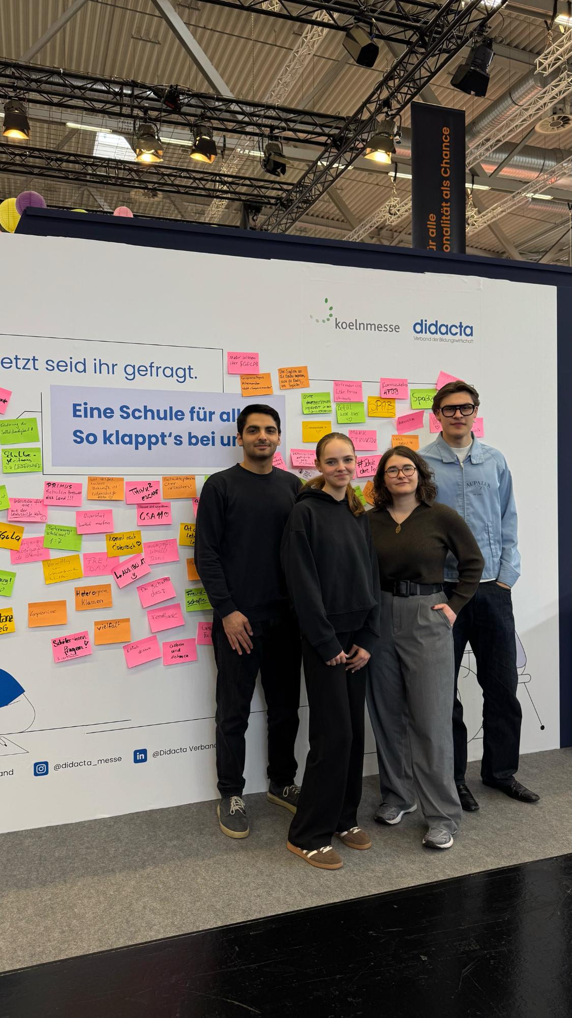 Edunovo auf der Didacta 2026: Mit unserem Team im bundesweiten Bildungsdialog Vier Personen stehen vor einer Wand mit bunten Notizen und einem Slogan.